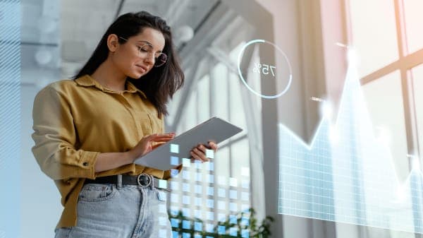 Mulher utilizando um tablet para personalizar um projeto