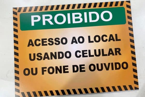 Placa de sinalização proibindo o uso de celular no local