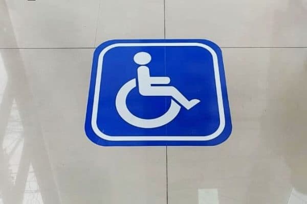 Adesivo de sinalização horizontal para vaga PCD