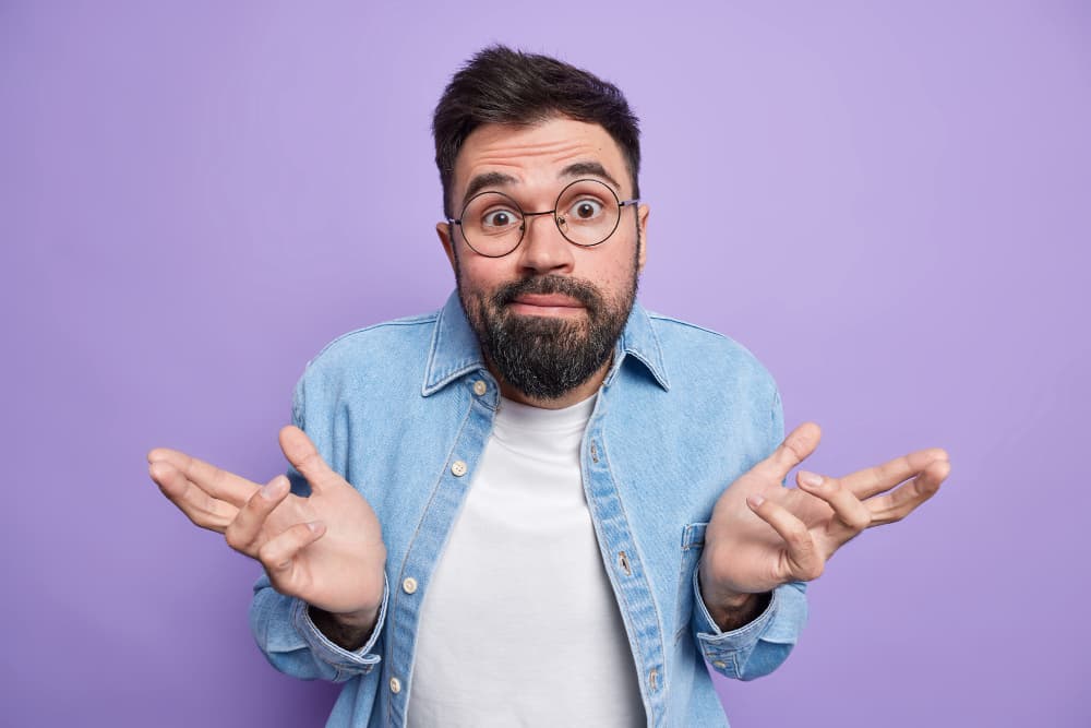 Homem em dúvida sobre contratar o envelopamento automotivo