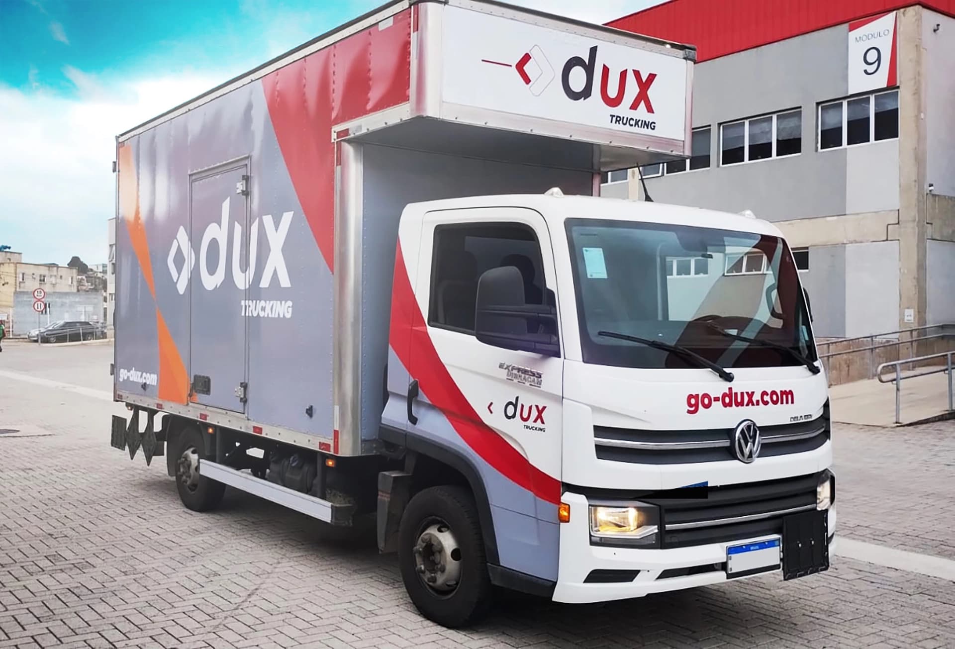 Caminhão de frota empresarial com envelopamento personalizado