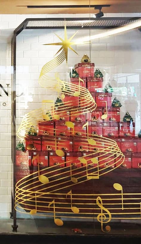 Vitrine de loja com adesivo aplicado