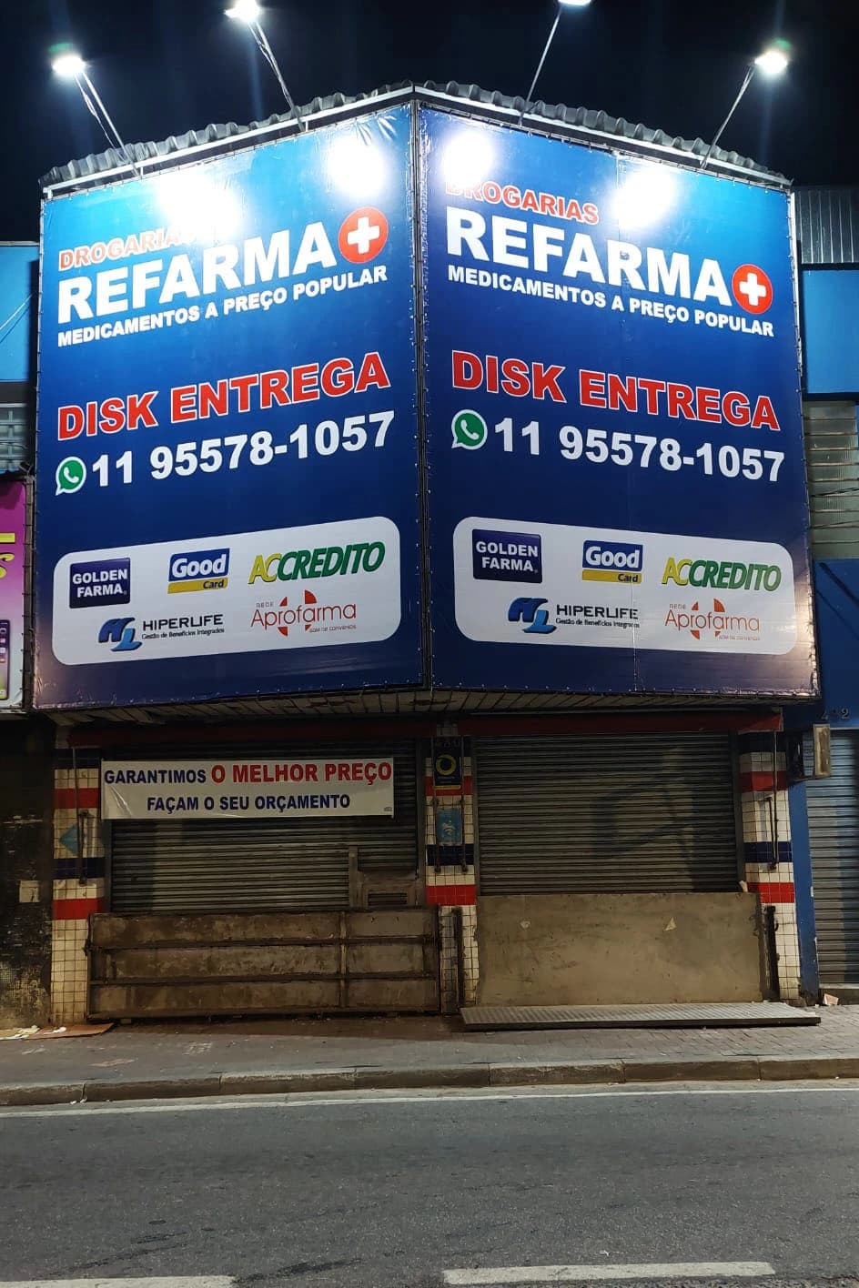 Fachada comercial em lona impressa