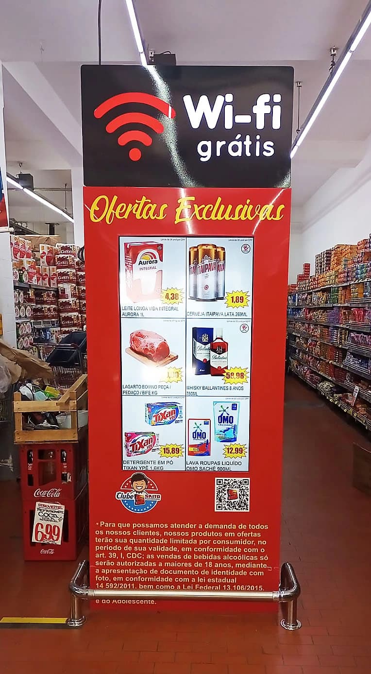 Totem de mobiliário urbano com comunicação visual
