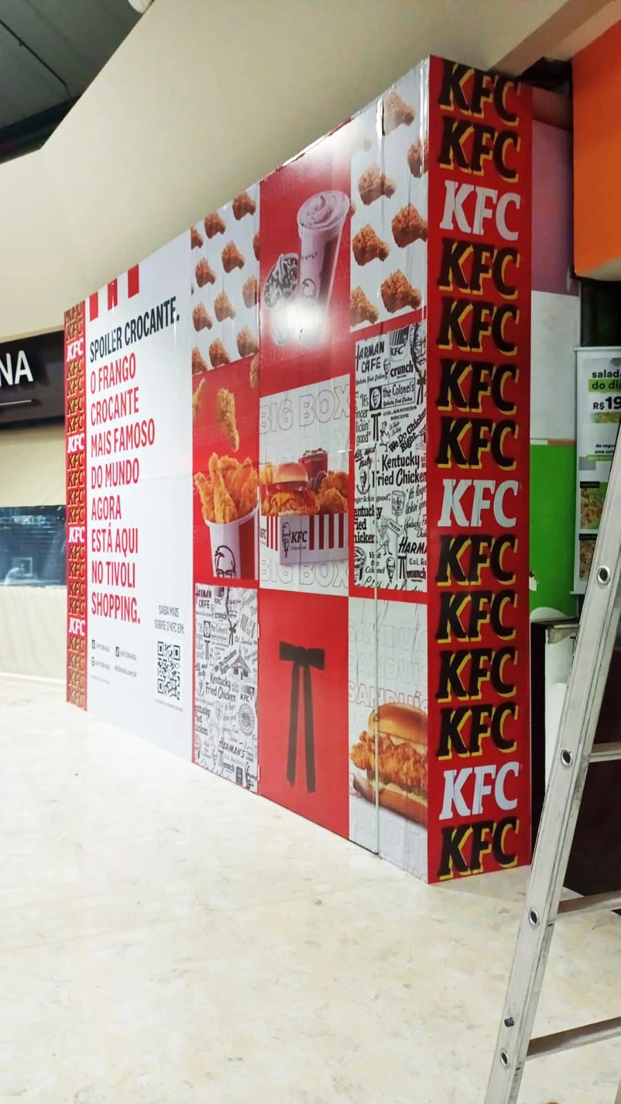 Tapume de obra em shopping com comunicação visual